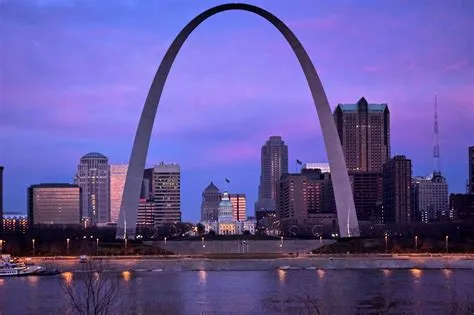 The Gateway Arch: Cudowne Widoki i Historia Ameryki w St. Louis!